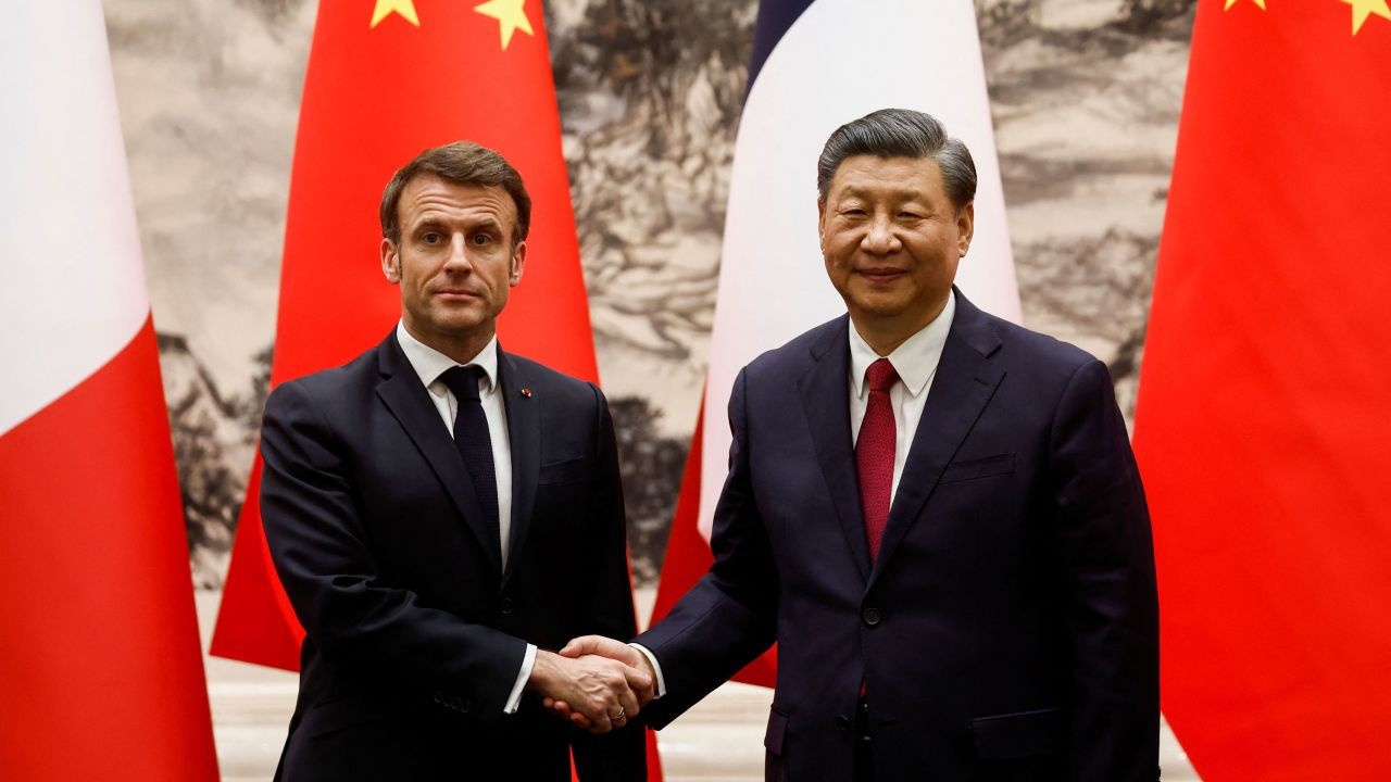 فرانسیسی صدر ایمانوئل میکرون اور چینی صدر شی جن پنگ 6 اپریل کو بیجنگ کے عظیم ہال آف دی پیپل میں دستخطی تقریب میں مصافحہ کر رہے ہیں۔ 
