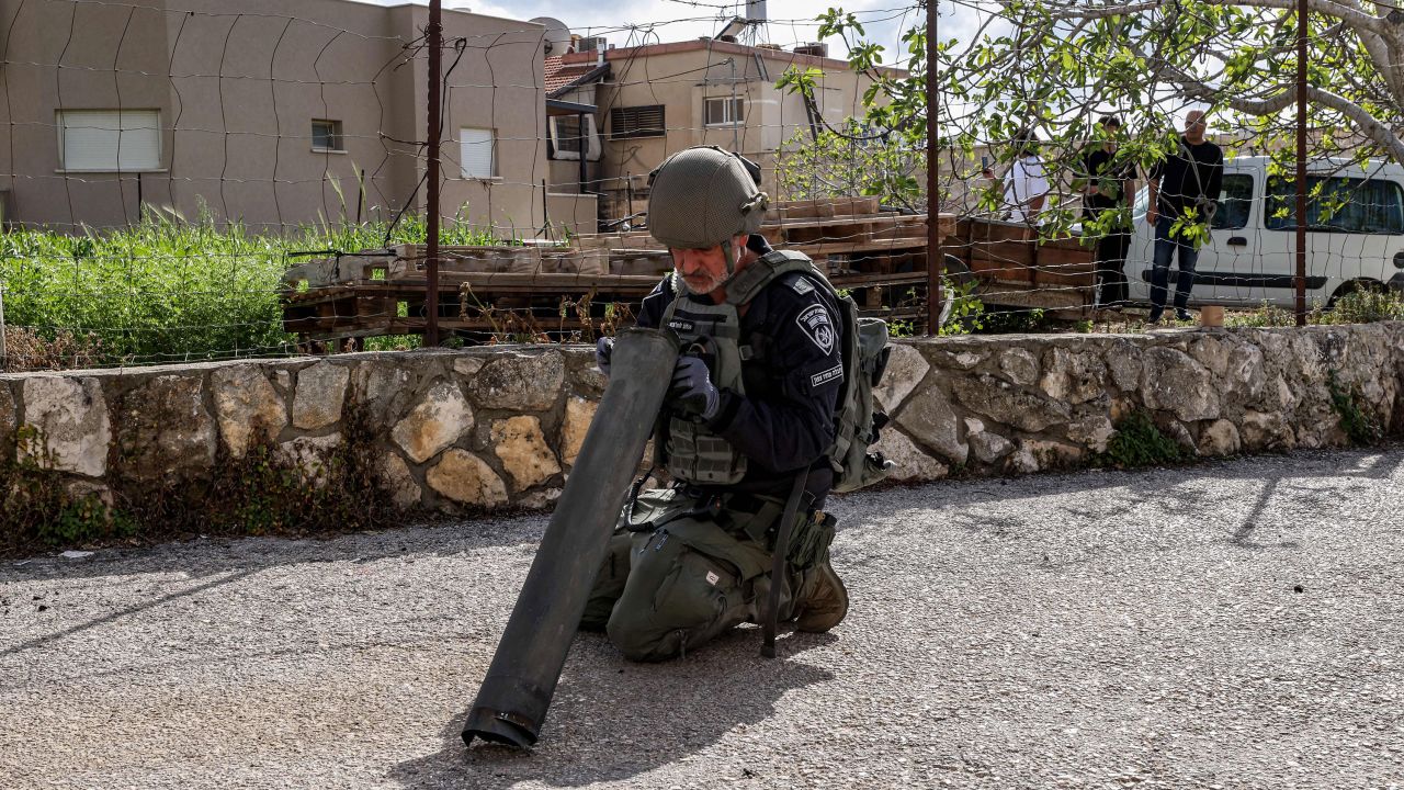 اسرائیلی پولیس کے بم ڈسپوزل یونٹ کا ایک رکن جمعرات کو شمالی قصبے فاسوتا میں لبنان سے فائر کیے گئے اور اسرائیل کی طرف سے روکے گئے گولے کی باقیات کا معائنہ کر رہا ہے۔