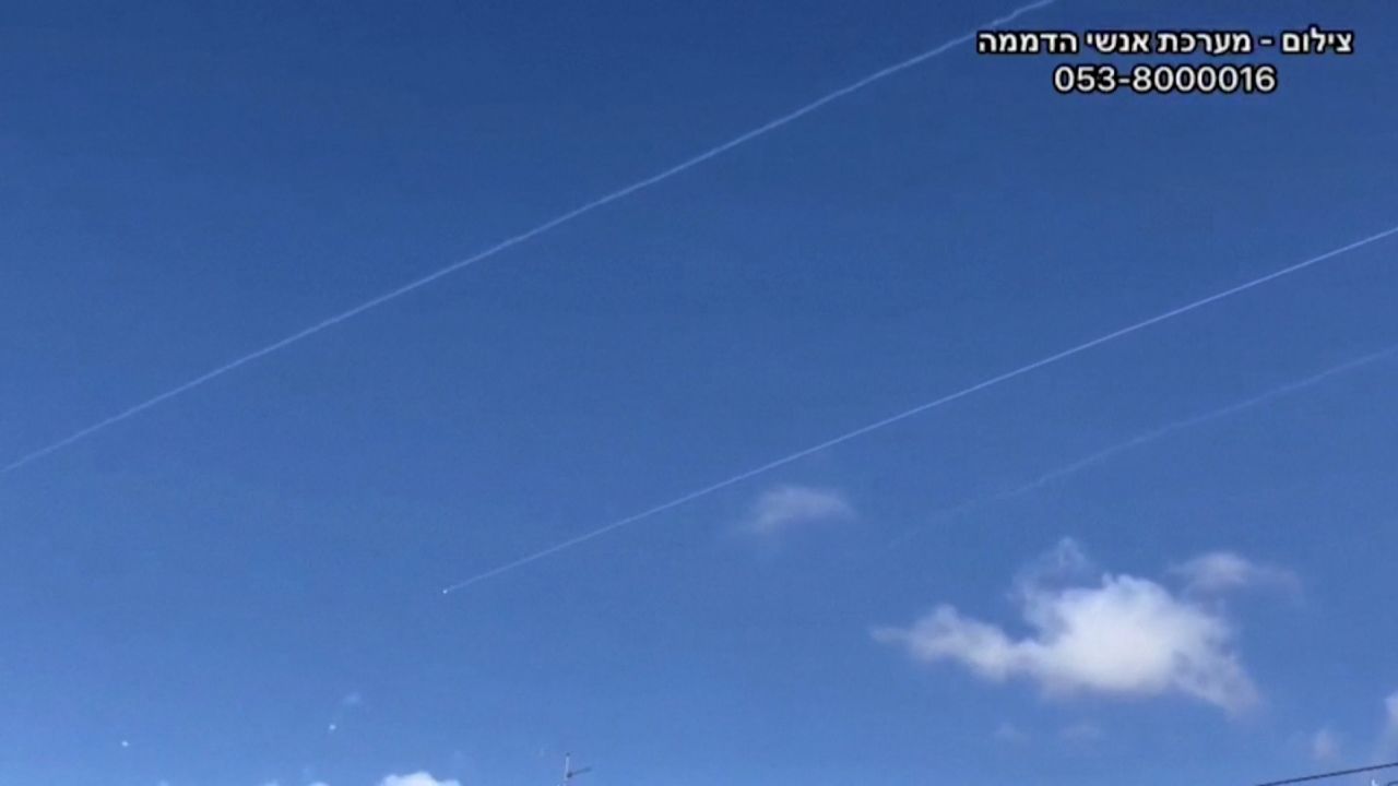 Los rastros de los cohetes se pueden ver sobre los cielos del norte de Israel en esta captura de pantalla de video, ya que las autoridades expresaron su preocupación por el aumento de las tensiones entre Israel y el Líbano.