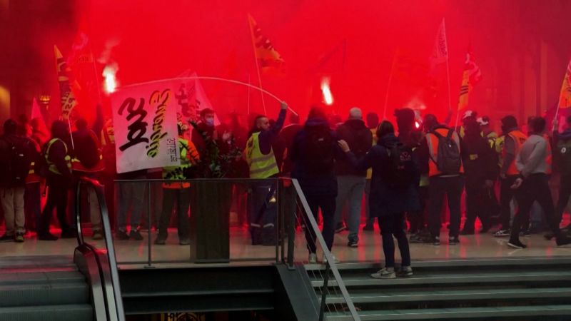 Video: French protesters light flares while storming BlackRock investment firm | CNN