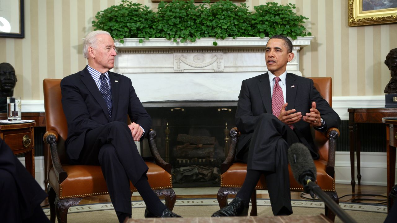  President Barack Obama (R) holds a meeting with Vice President Joe Biden in the Oval Office of the White House April 14, 2011 in Washington, DC. 