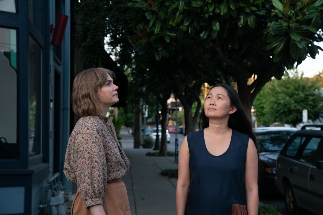 In"Showing Up," Lizzy and Jo, played by Williams and Hong Chau, are friends, artists and sometimes-feuding tenant and landlady.