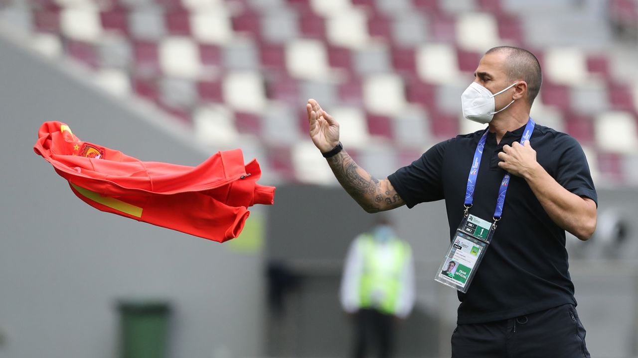 L'allenatore di Guangzhou Fabio Cannavaro getta via la giacca durante la partita di calcio del gruppo G della AFC Champions League tra il cinese Guangzhou Evergrande e il coreano Suwon Samsung Bluewings il 1° dicembre 2020.