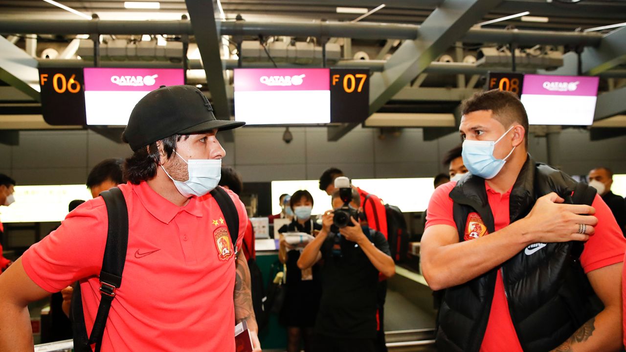 Ricardo Goulart, a sinistra, ed Elkeson di Guangzhou Evergrande in un aeroporto mentre partono per Doha per partecipare alla AFC Champions League il 17 novembre 2020 a Guangzhou, in Cina.