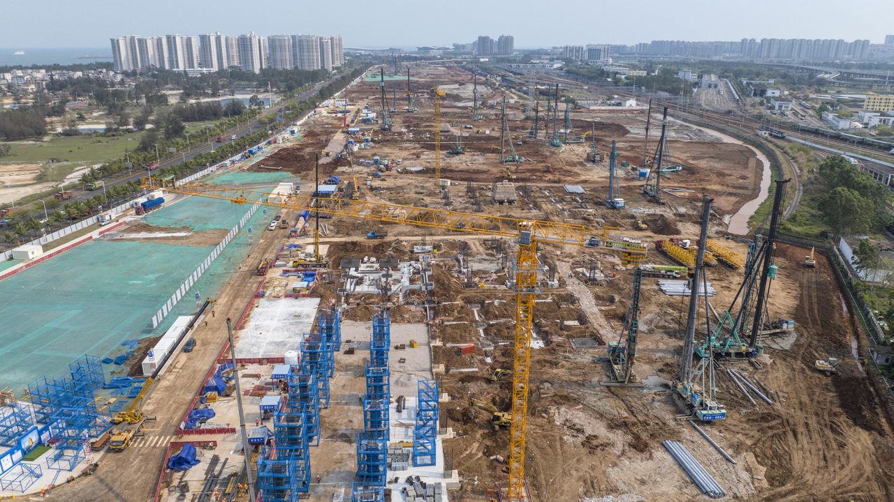 Sitio de construcción del puerto de libre comercio de Hainan en la capital provincial Haikou, fotografiado en abril de 2023