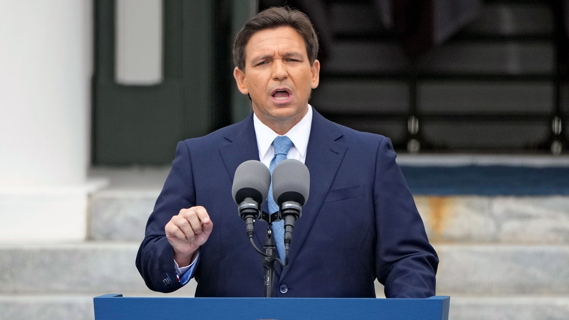 https://media.cnn.com/api/v1/images/stellar/prod/230407170947-02-desantis-disney-florida-district-retaliation.jpg?c=original