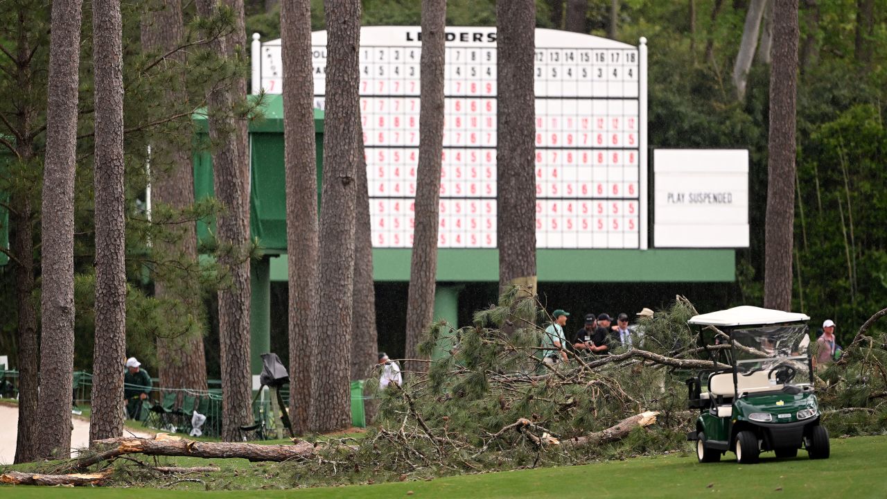 Pokok-pokok besar tumbang di Augusta National ketika ribut menangguhkan permainan di The Masters
