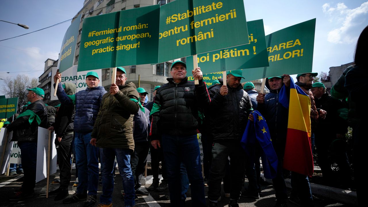 230408073152 01 romania ukraine grain protest 0407 Glut of cheap Ukrainian grain sparks farmers' protests in eastern Europe