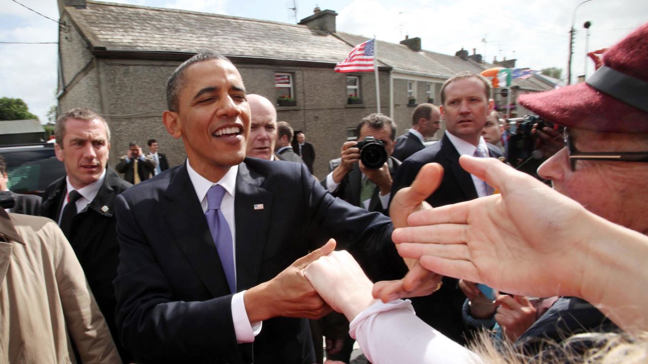 El presidente de Estados Unidos, Barack Obama, saluda a los lugareños en su hogar ancestral de Moneygall el 23 de mayo de 2011 en Moneygall, Irlanda. 