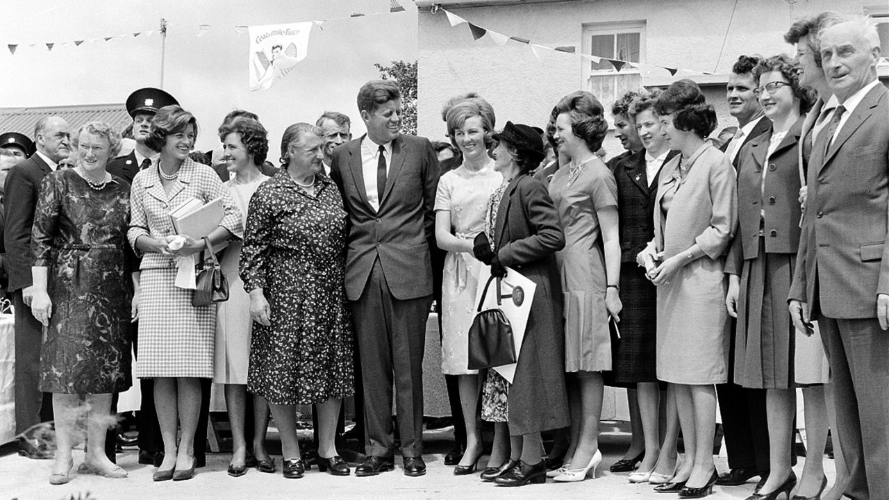Durante su visita de tres días a Irlanda, el presidente de los Estados Unidos, John F. Kennedy, se encuentra con sus primos irlandeses en el corral de la propiedad de sus antepasados mutuos en Dunganstown el 27 de junio de 1963.