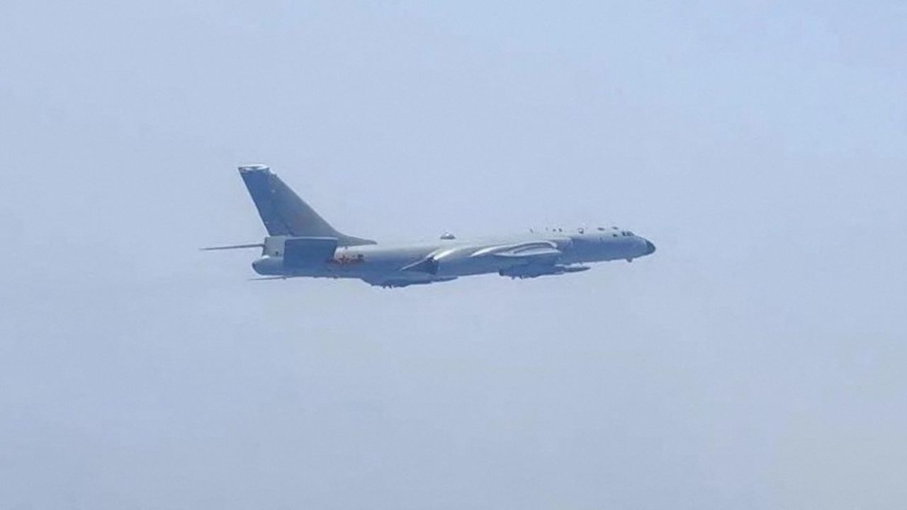 Un avión militar chino participa en ejercicios en Taiwán, en esta foto publicada el 8 de abril de 2023. 