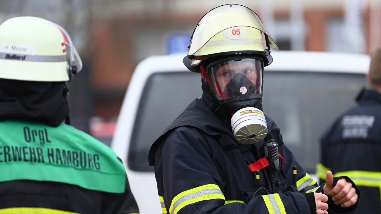 Firefighters wearing gas masks in the Rothenburgsort district. 