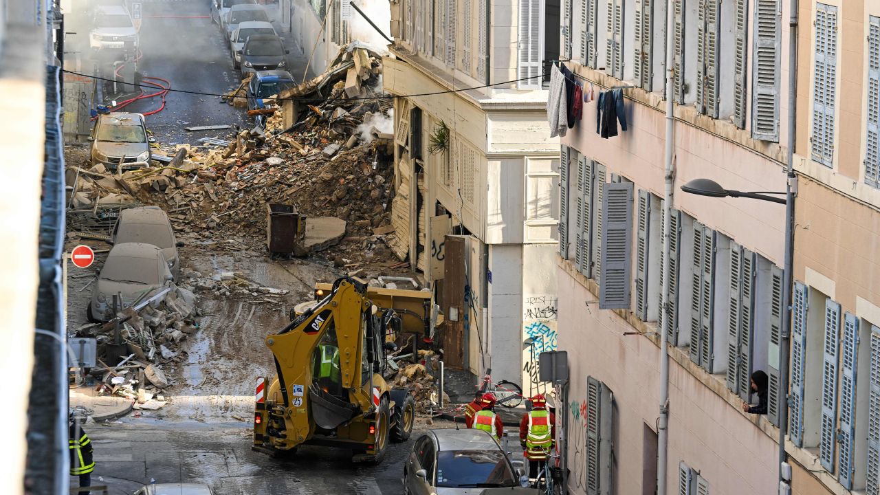 Runtuhnya bangunan Marseille: Hingga 10 orang terjebak di bawah reruntuhan di kota Prancis