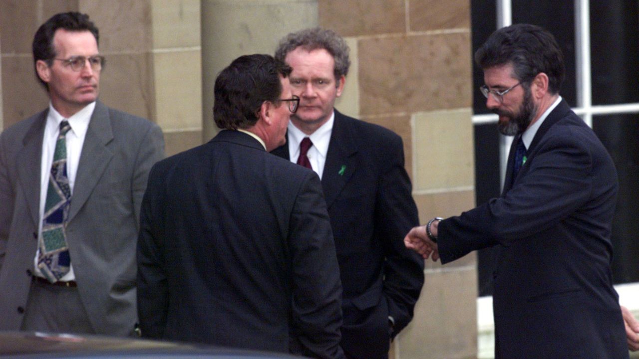دیوید تریمبل از حزب اتحادیه اولستر (دوم سمت چپ) در جریان مذاکرات صلح با گری آدامز (راست)، مارتین مک گینس (دوم سمت راست) و گری کلی، از سین فین گپ می زند.