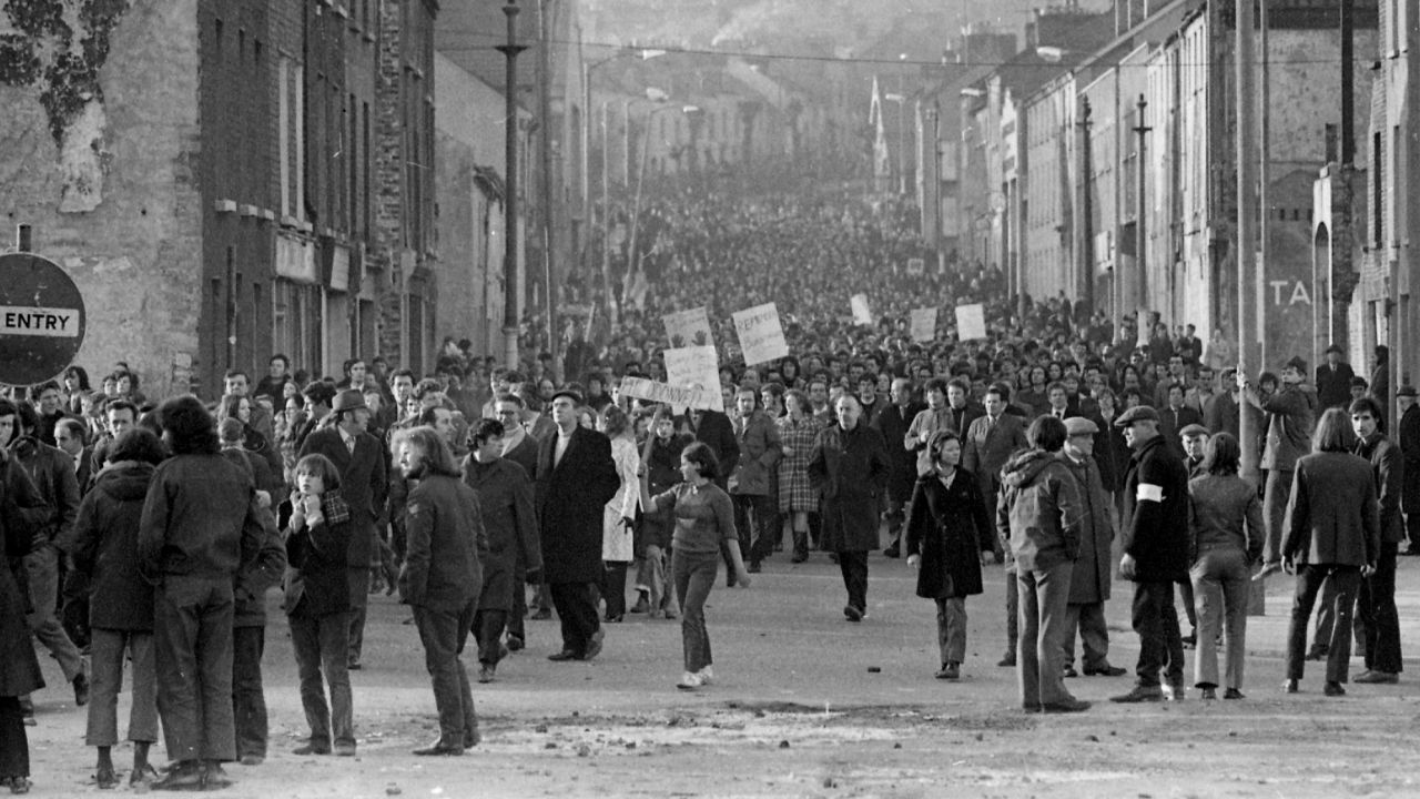 معترضان در خیابان های دری در یکشنبه خونین سال 1972 زمانی که ارتش بریتانیا 13 غیرنظامی را به ضرب گلوله کشت.