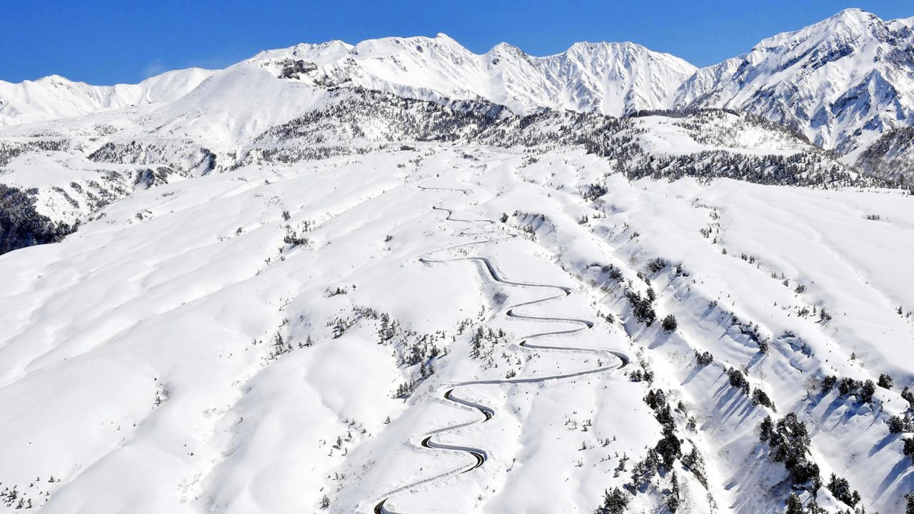 Rruga Alpine Tateyama Kurobe ofron pamje mahnitëse të alpeve japoneze.
