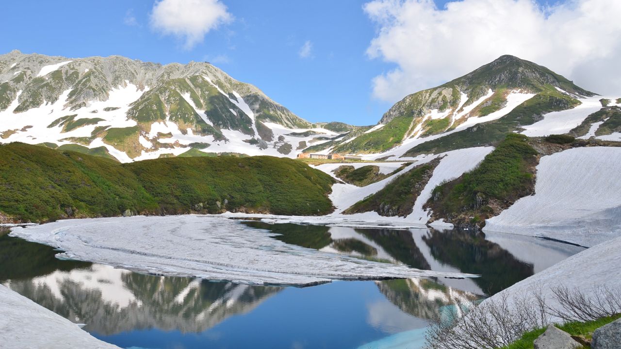 Los visitantes del área pueden hacer un viaje a los lagos del cráter en Mikurigaike.