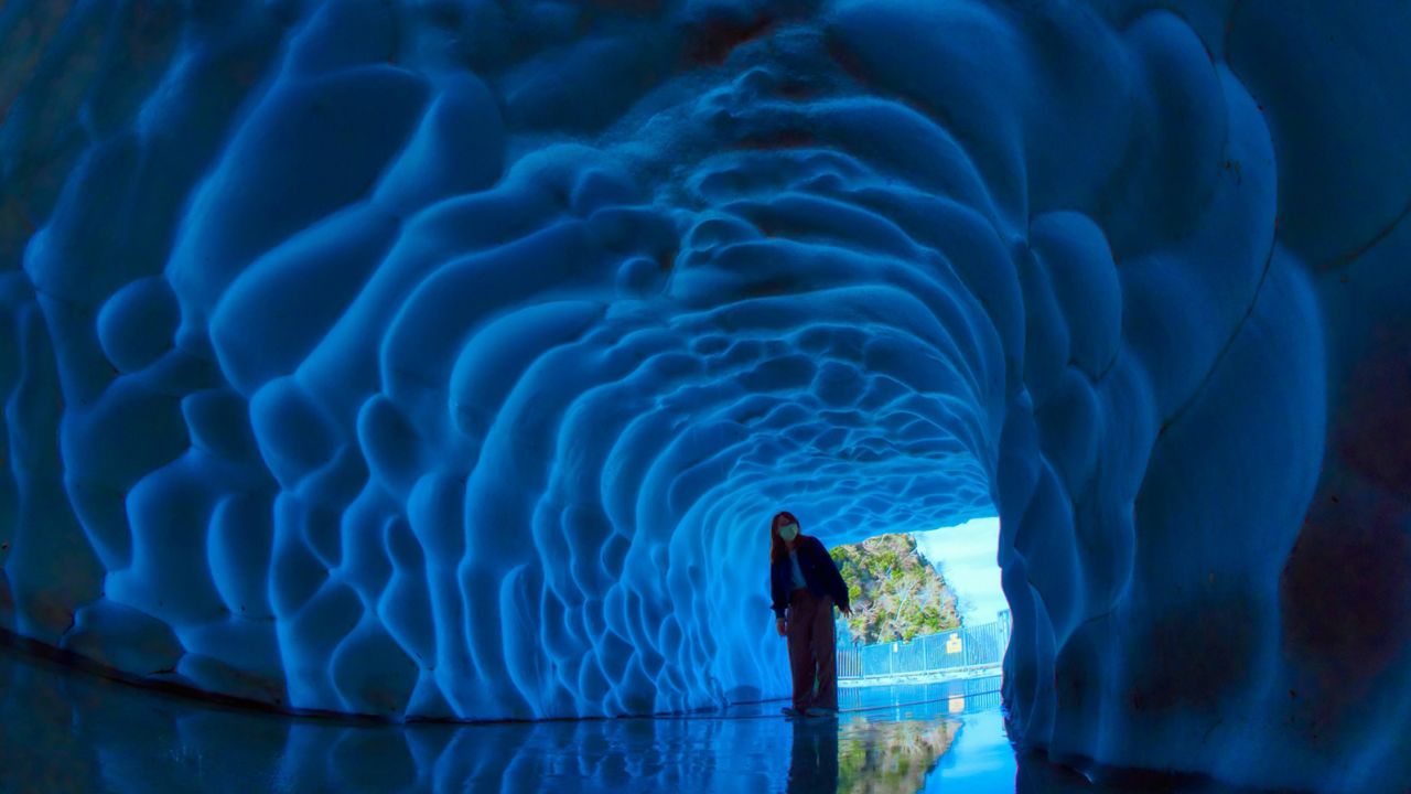 Tarikan lain termasuk Terowong Salji yang dramatik ini, dibuka sehingga pertengahan Mei.