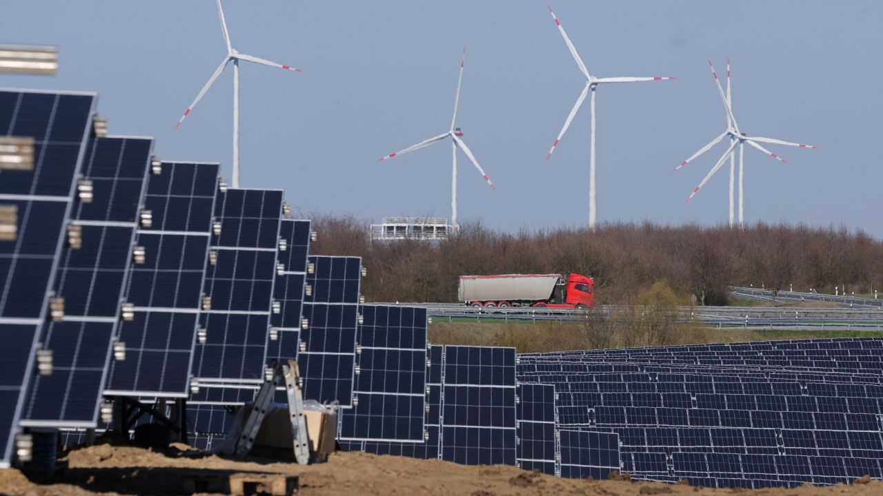 Un nuevo parque de energía solar cerca de Prenzlau, Alemania.  El gobierno federal quiere acelerar la construcción de parques solares y eólicos. 