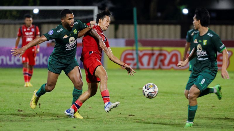 NextImg:Deadly stadium crush: Indonesian soccer clubs meet for first time following disaster | CNN