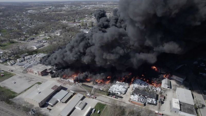 NextImg:See toxic plume billowing out of Indiana recycling plant | CNN