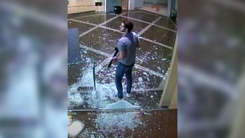 NextImg:'I witnessed people being murdered.' How the Louisville bank shooting unfolded | CNN