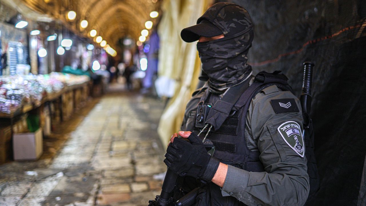 Seorang petugas polisi Israel berjaga di pasar Qattaneen di Kota Tua Yerusalem.  Ada peningkatan keamanan di tempat suci ketika perayaan Paskah, Ramadhan, dan Paskah tumpang tindih.
