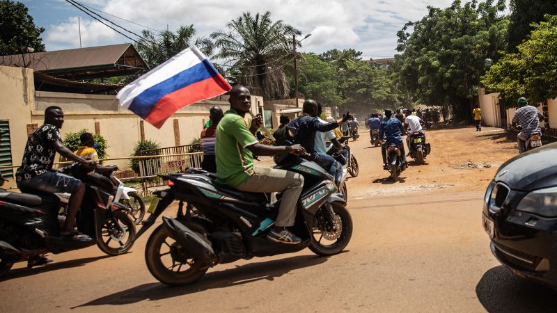 Русия ще увеличи броя на военните инструктори в Буркина Фасо, казва външният министър