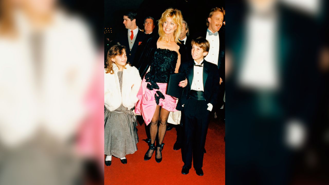 (From left) Kate Hudson, Goldie Hawn and Oliver Hudson in 1987 at the 'Overboard' premiere. 