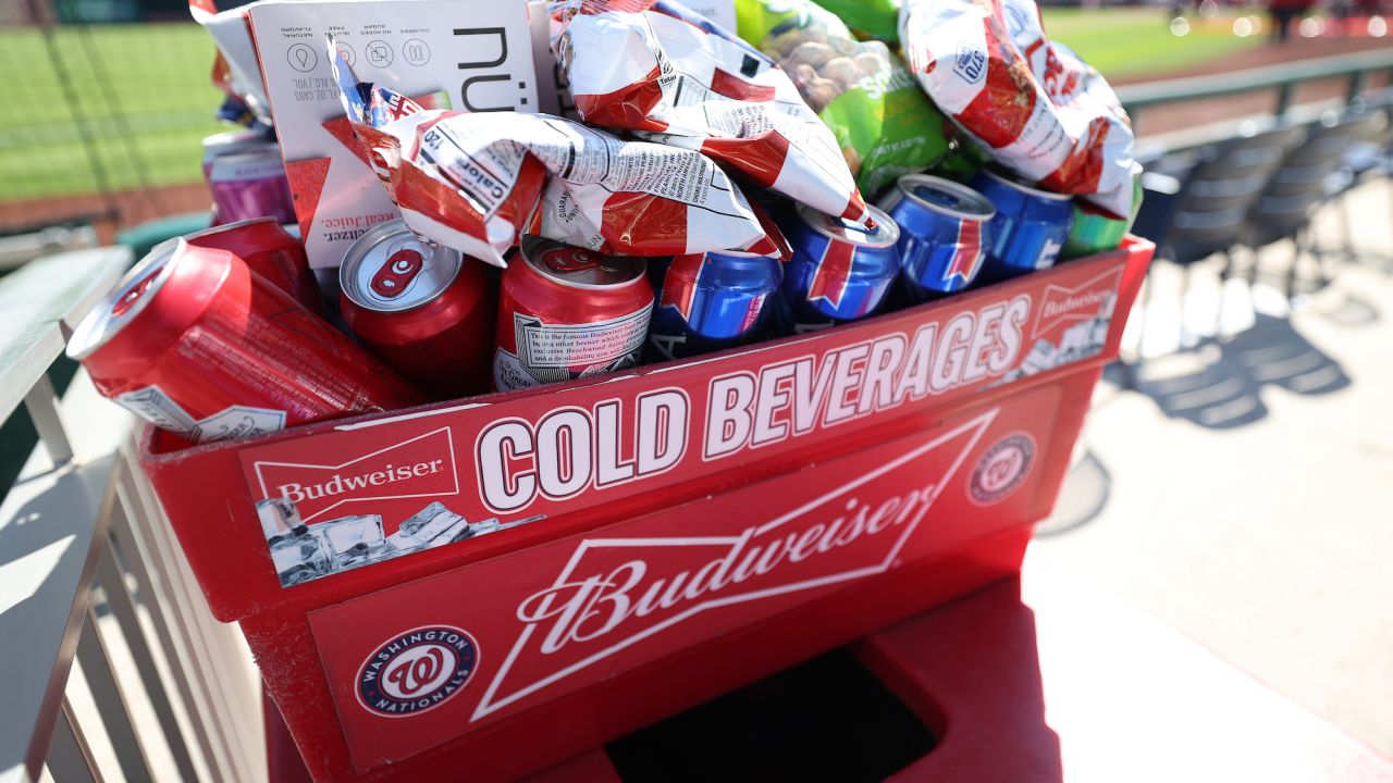 slidbane I hele verden over MLB teams extend beer sales after new regulations shorten games | CNN