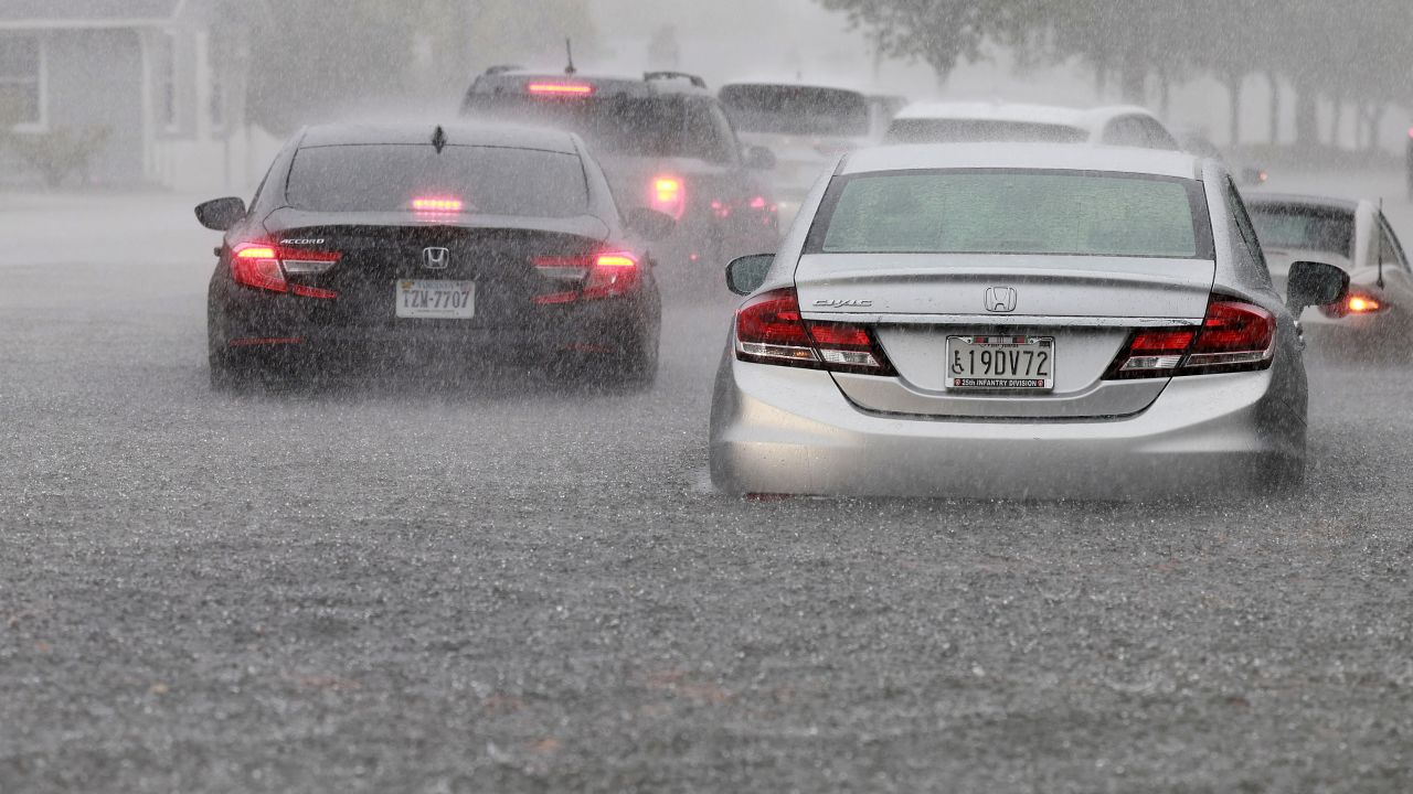 Carros estão estacionados em uma rua inundada em Tania Beach, Flórida, quarta-feira. 