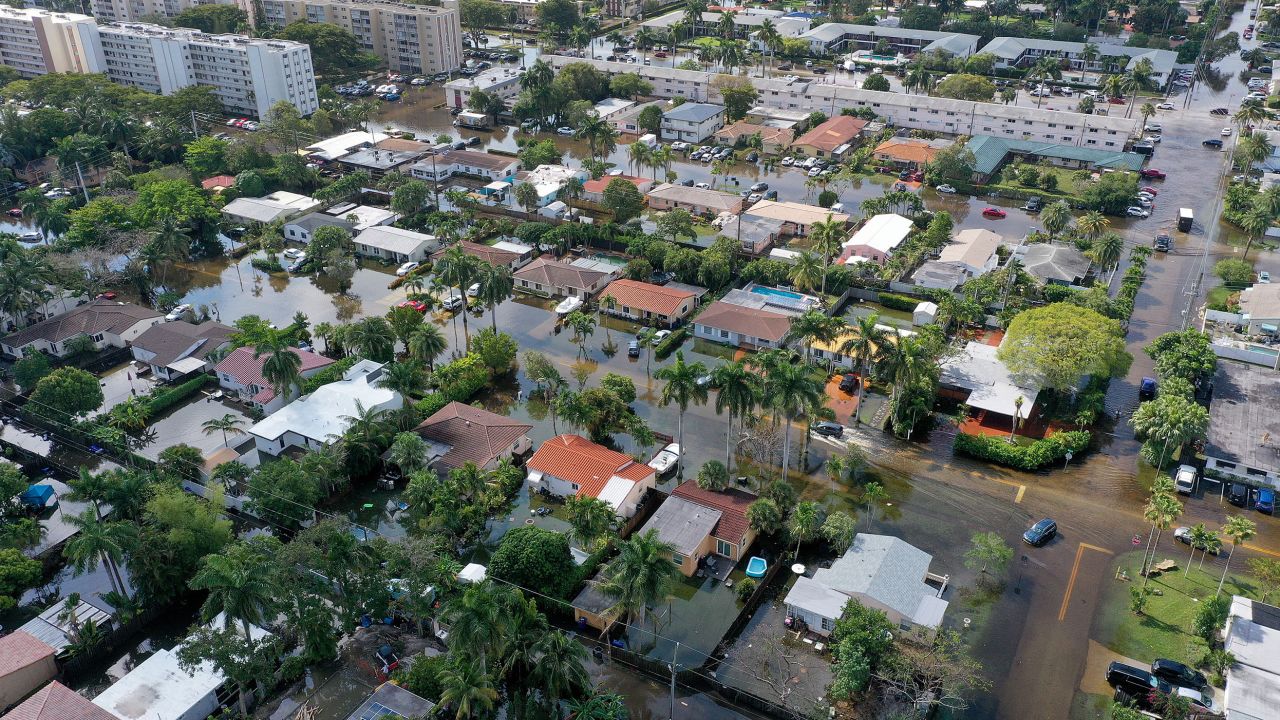 Nesta vista aérea, os carros dirigem pelas ruas inundadas após a chuva em 13 de abril de 2023 em Hollywood, Flórida. 