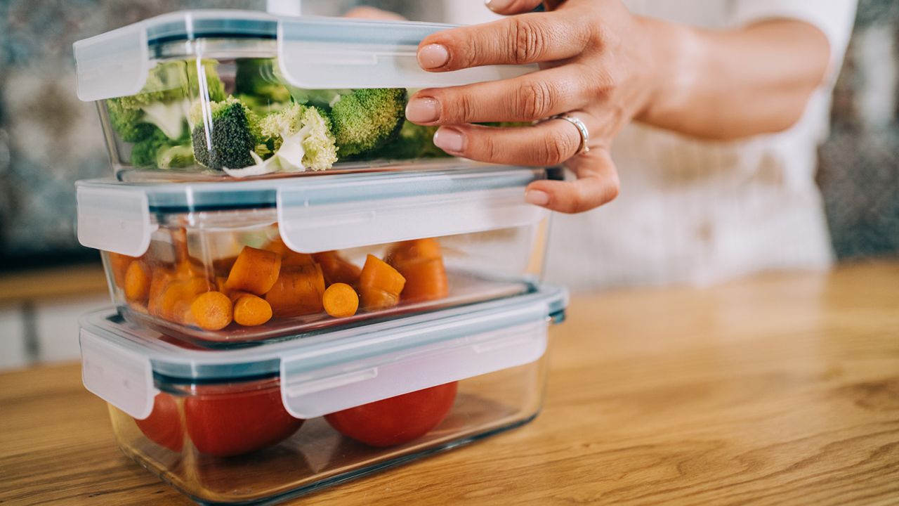 Los recipientes de vidrio para almacenar alimentos son una opción más segura.