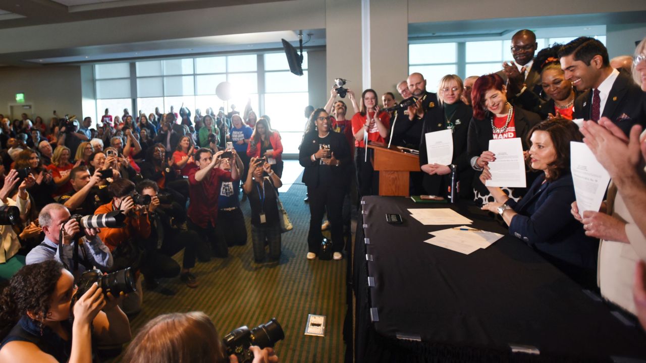Gabenor Michigan Gretchen Whitmer menandatangani pakej bil senjata pada hari Khamis, 13 April 2023, di Stadium Spartan di East Lansing, Mich. (Matthew Dae Smith/Lansing State Journal melalui AP)