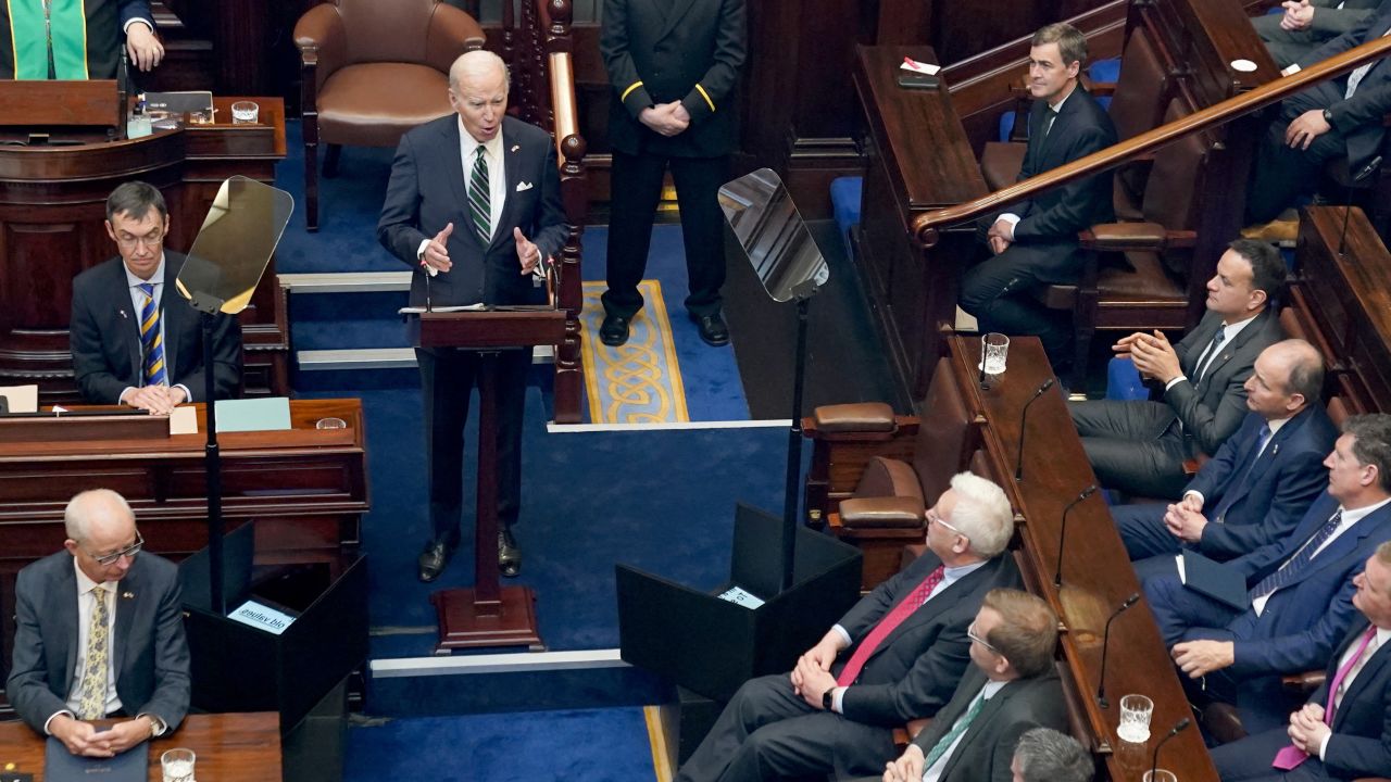 El presidente Joe Biden se dirige al Parlamento irlandés en Leinster House, en Dublín, Irlanda, el 13 de abril de 2023.