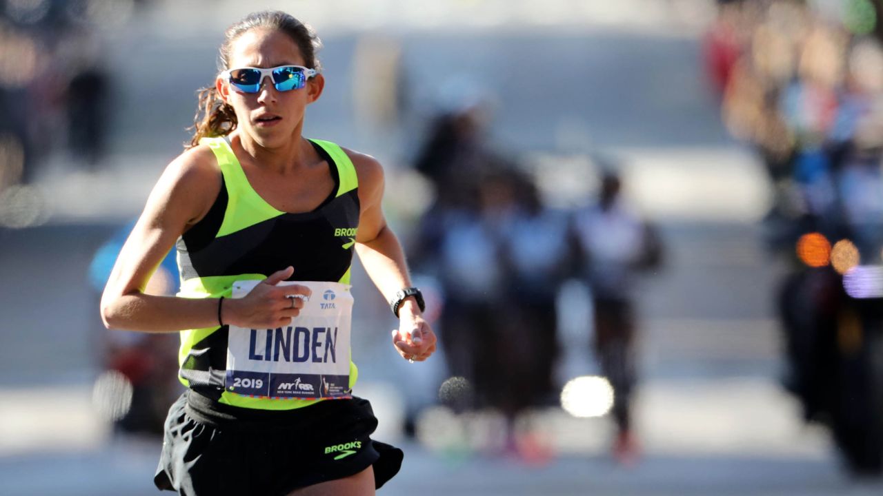 Des Linden bertanding di New York City Marathon 2019. 