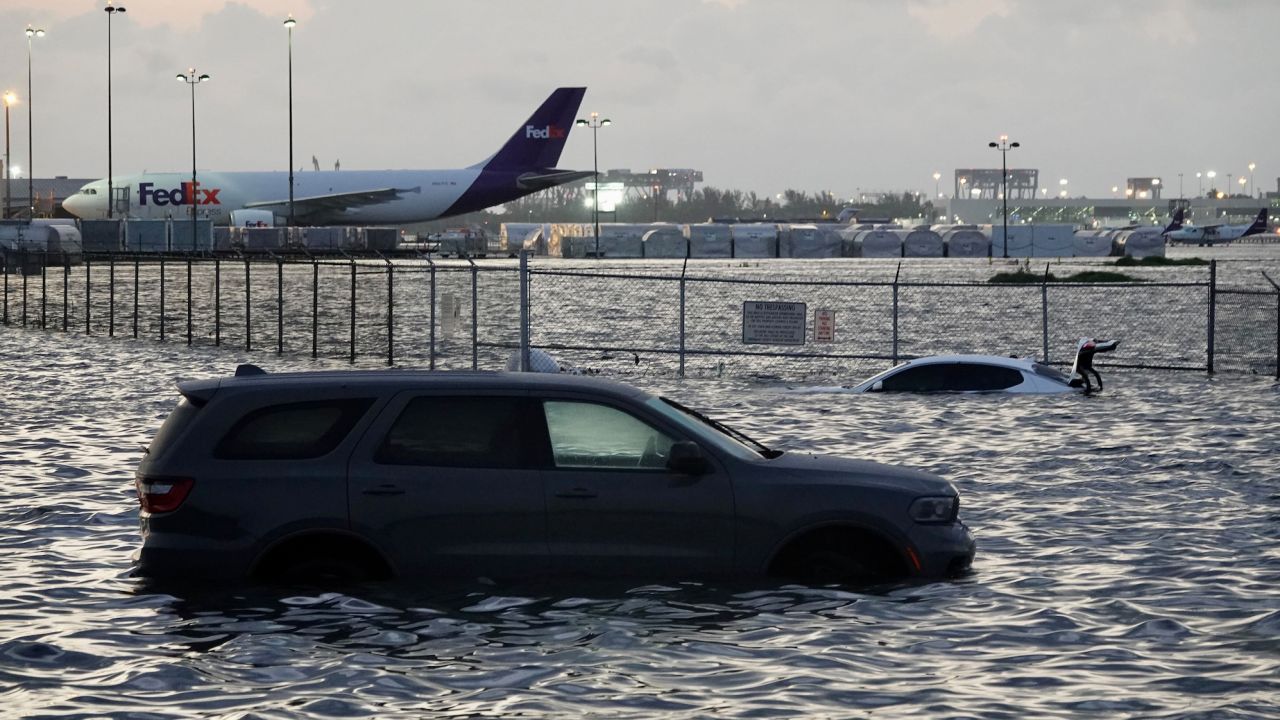 Fort Lauderdale: Beratus-ratus penduduk Florida Selatan berada di tempat perlindungan kecemasan selepas hujan setinggi 2 kaki mencetuskan banjir yang dahsyat