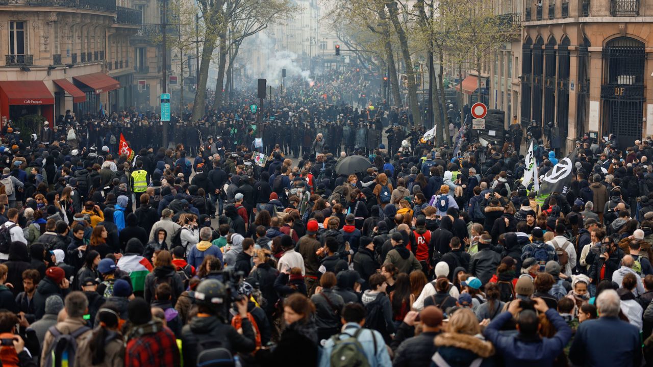 La gente se manifiesta en las calles en el día 12 de huelgas nacionales en medio de protestas contra la reforma de las pensiones el 13 de abril de 2023 en París, Francia. 