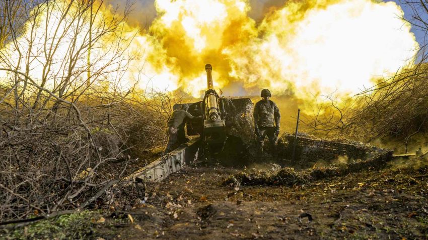 TOPSHOT - A Ukrainian soldier of an artillery unit fires towards Russian positions outside Bakhmut on November 8, 2022, amid the Russian invasion of Ukraine. (Photo by BULENT KILIC / AFP) (Photo by BULENT KILIC/AFP via Getty Images)