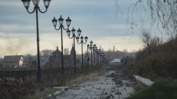 BAKHMUT, ΟΥΚΡΑΝΙΑ - 3 ΔΕΚΕΜΒΡΙΟΥ: Μια λεωφόρος πάρκου που καταστράφηκε λόγω εχθροπραξιών στις 3 Δεκεμβρίου 2022 στο Bakhmut, περιφέρεια Ντόνετσκ, Ουκρανία.  Ρωσικά στρατεύματα προσπαθούσαν να καταλάβουν τον Μπαχμούτ για αρκετούς μήνες.  Ουκρανοί στρατιώτες κρατούν την άμυνα της πόλης, όπου γίνονται οι πιο σφοδρές συγκρούσεις.  (Φωτογραφία Yan Dobronosov/Global Images Ukraine μέσω Getty Images)