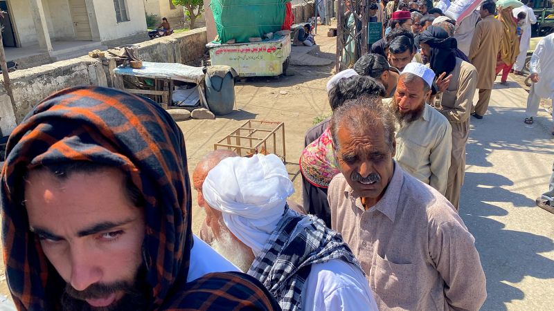 NextImg:An economic crisis in Pakistan means many are going hungry during Ramadan | CNN Business