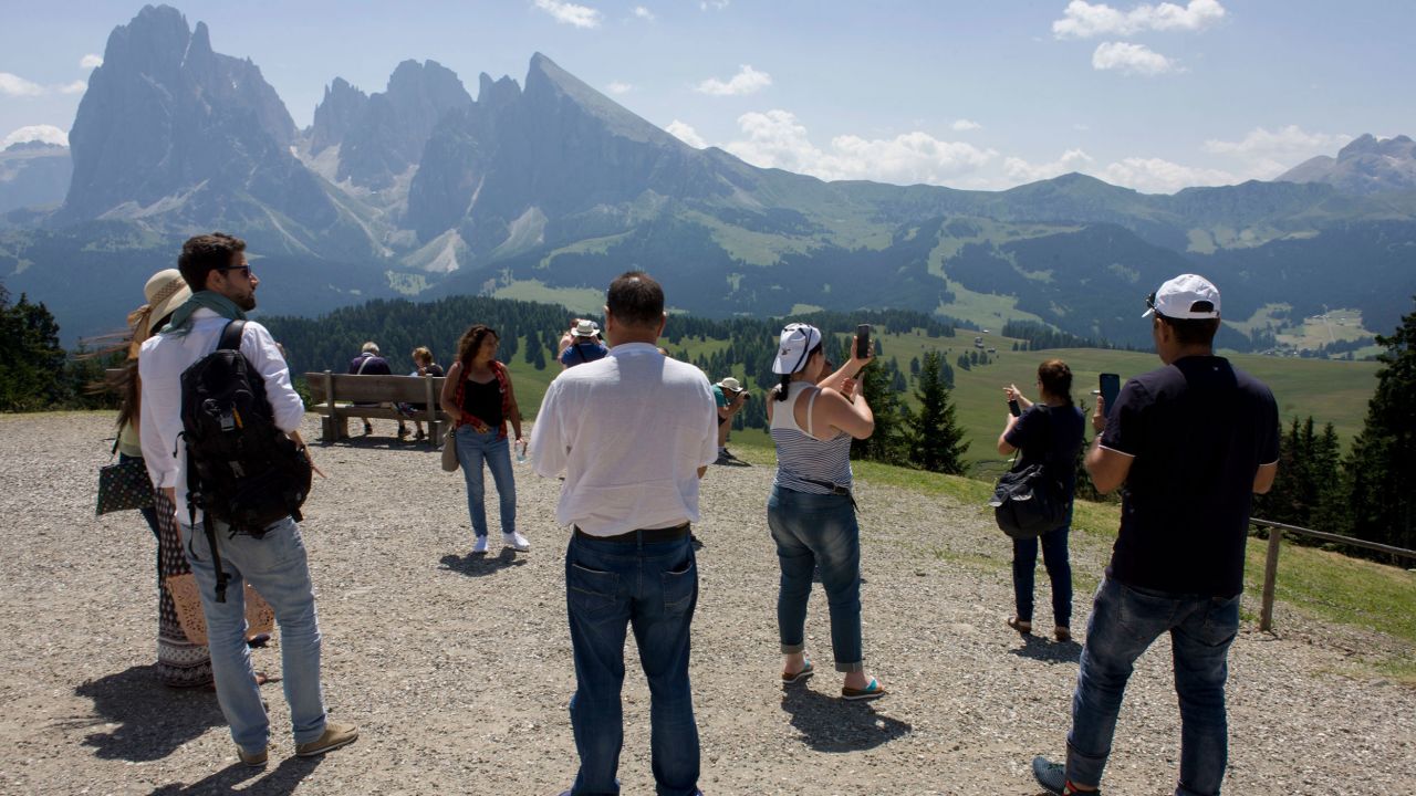 The road to Alpe di Siusi is closed from 9 am to 5 pm to prevent overcrowding.