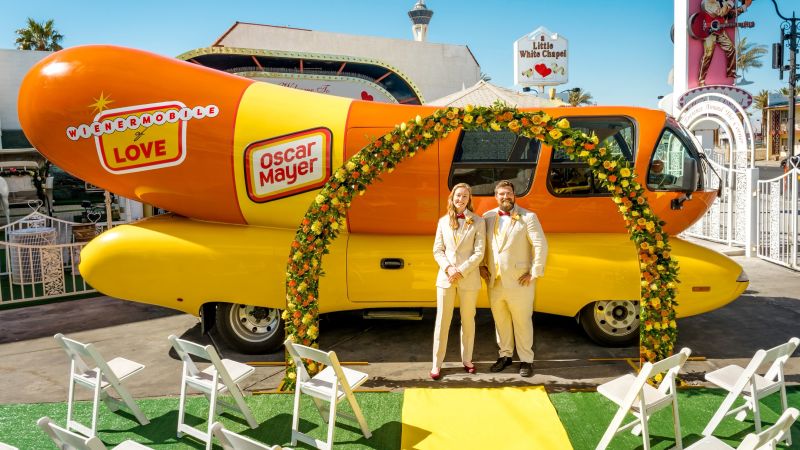 Hot dog diehards can now get married at the Oscar Mayer Wienermobile for free | CNN