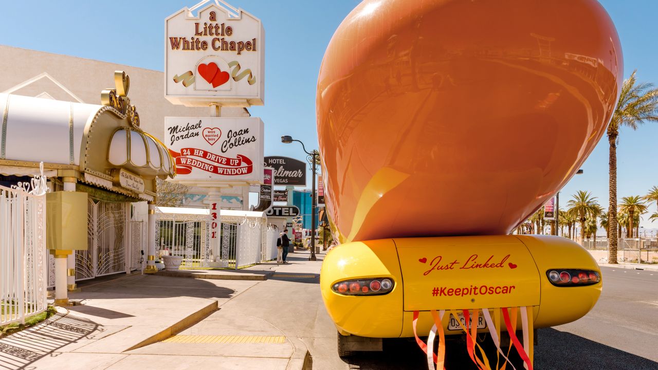 Hot dog diehard kini boleh berkahwin di Oscar Mayer Wienermobile