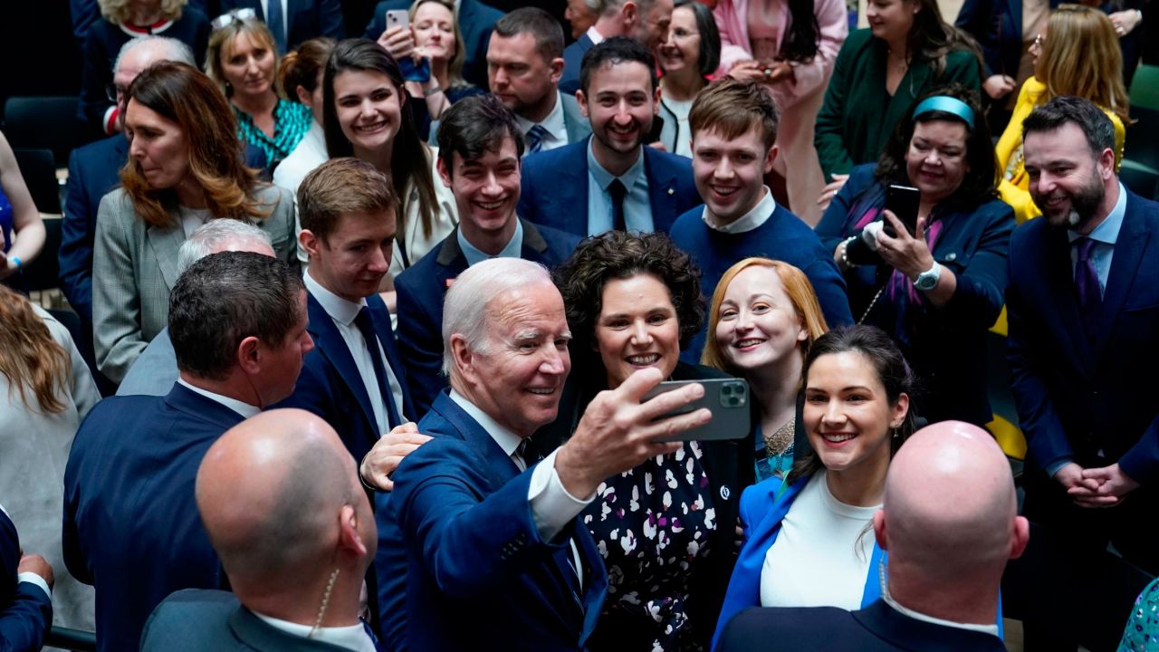 El presidente Joe Biden se toma una selfie con los invitados después de hablar en la Universidad de Ulster en Belfast, Irlanda del Norte, el 12 de abril de 2023.