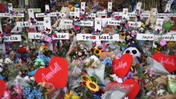 : Se colocan cruces de madera en un monumento dedicado a las víctimas del tiroteo masivo en la Escuela Primaria Robb el 3 de junio de 2022 en Uvalde, Texas.  19 estudiantes y dos profesores fueron asesinados el 24 de mayo después de que un hombre armado de 18 años abriera fuego dentro de la escuela.  Velatorios y funerales por las 21 víctimas están programados durante toda la semana.  (Foto de Alex Wong/Getty Images)