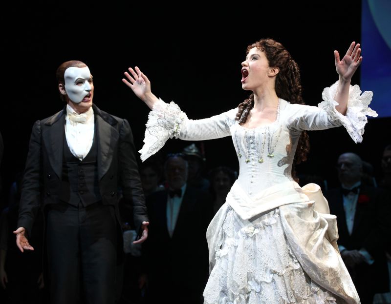 Phantom of the Opera superfans say goodbye to Broadways longest-running show