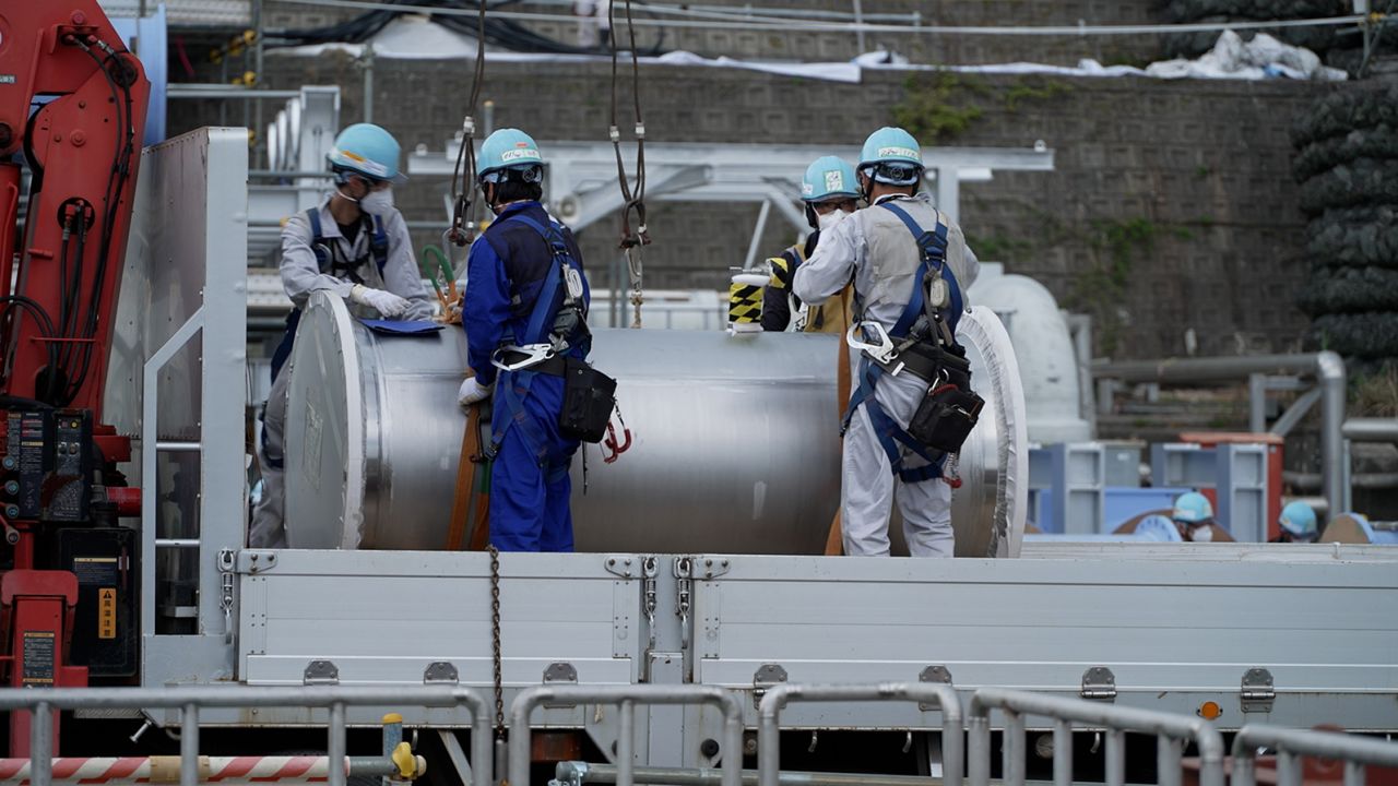 Pekerja konstruksi merakit terowongan bawah laut di mana TEPCO berencana untuk membuang air limbah yang diolah ke laut, di prefektur Fukushima pada 12 April 2023.