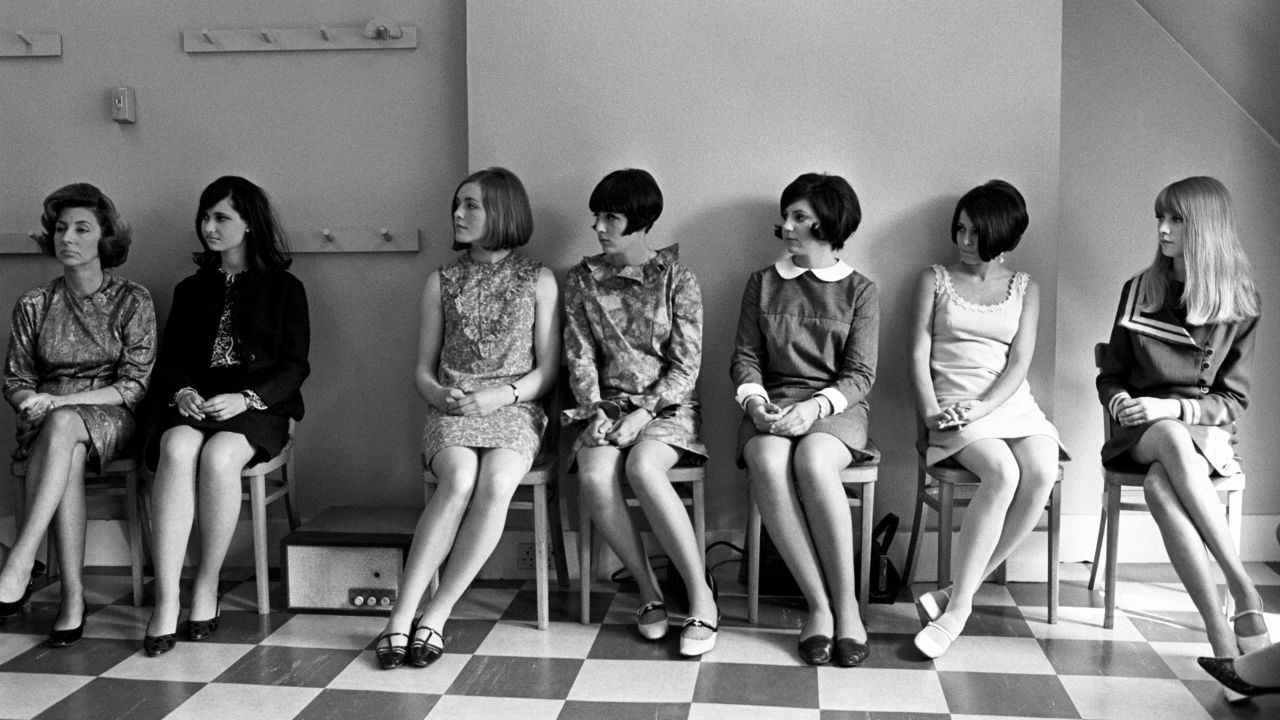 Spectators and models attending a fashion show of the British stylist Mary Quant in London in the 1960s. 