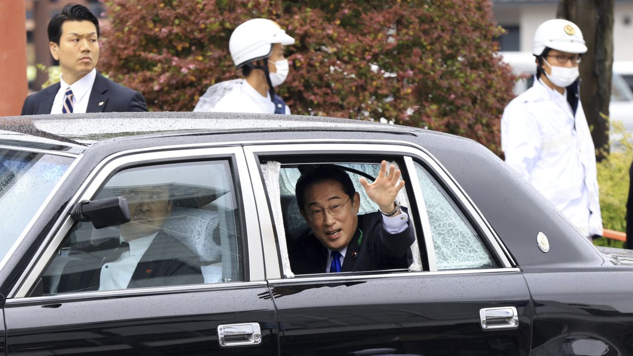 Perdana Menteri Jepang Fumio Kishida melambai saat dia meninggalkan stasiun Wakayama setelah menyampaikan pidatonya pada 15 April 2023. 